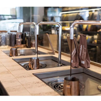 Chocolat industriel gâchant la double fontaine distribuant la machine de fonte