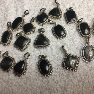 Élégance Pendentif en argent Hypersthene Gemstone Déclaration Bijoux de mode avec breloques en diamant Style classique en argent sterling - Product Image 1