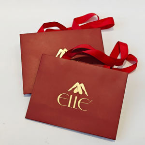 Sacs en papier rouge écologiques personnalisés en gros avec poignées, sacs cadeaux en kraft personnalisés, papier couché avec logo imprimé - Product Image 2