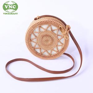 Sac de plage à bandoulière en paille tissée pour femmes Style rotin avec centre en céramique et couverture à motifs Sacs à main élégants - Product Image 6