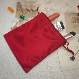 Pochette de luxe en velours rouge ultra doux pour bijoux, sac cadeau personnalisé en velours avec cordon de serrage anti-poussière - Product Image 3