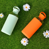 Bouteille d'eau en verre transparente personnalisée de 600 ml avec manchon en silicone pour le sport – Vente en gros