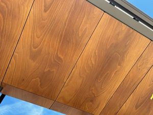 Panneaux composites en alliage d'aluminium à grain de bois moderne personnalisés, antistatiques, ignifuges (A2/B1), garantie 20 ans, installation gratuite, UV - Product Image 4