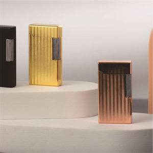 Briquet électronique classique à sonore clac, coupe-vent et rechargeable, cadeau idéal pour homme avec finition métallique élégante - Product Image 4