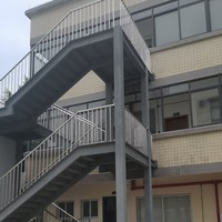 Escaliers d'évacuation extérieurs en acier galvanisé de haute qualité et modernes avec taille personnalisée