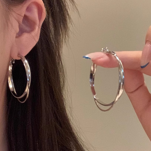 Pendientes de aro doble dorados, apilados para un estilo lujoso, líneas únicas y textura moderna. - Product Image 5