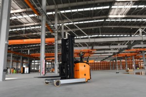 รถยกไฟฟ้า 2 ตัน รุ่น CQDA20-30 รถยกแบบ Reach Truck แบตเตอรี่ตะกั่วกรด 24V210Ah สำหรับอุตสาหกรรมค้าปลีก - Product Image 4
