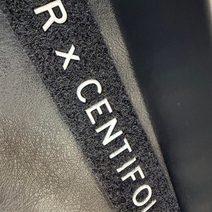 100 ° ป้ายติดเสื้อผ้าแบบรีดติด ตัวอักษรแบบกำหนดเอง C Wash Stable ป้ายแบรนด์นูนลายความถี่สูง ป้ายโลโก้นูนลาย สำหรับเสื้อผ้า - Product Image 3