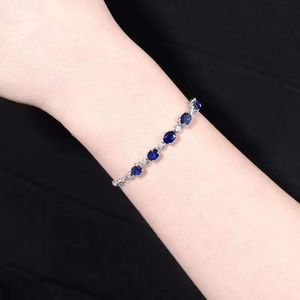 สร้อยข้อมือทองคำขาว 18K ประดับด้วยแถวของแซฟไฟร์สีน้ำเงินรอยัลธรรมชาติทรงวงรี ประดับด้วยเพชรเม็ดกลมเล็กๆ ดีไซน์เหนือกาลเวลา - Product Image 6