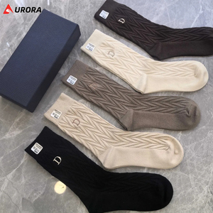 5 paires de chaussettes mi-mollet avec logo sur le revers, design décontracté et tendance, matériau épais de haute qualité pour les entraînements hivernaux - Product Image 5