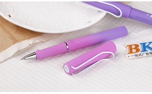 Stylos gel en plastique écologiques personnalisés en gros avec logo, dégradé rose tendance, pointe 0,5 mm, grande capacité d'encre, écriture fluide, marque personnalisée - Product Image 3