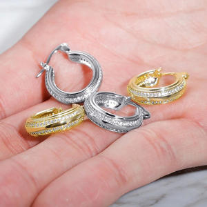 Pendientes de Aro Chapados en Oro Blanco de 22k con Cristales Redondos de Corte Brillante y Engaste de Canal, Joyería Fina para Uso Diario de Mujer - Product Image 4