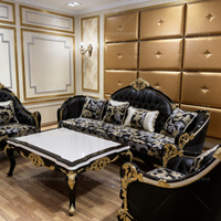 Ensemble de canapés noirs capitonnés de style baroque royal européen haut de gamme pour salon de villa de luxe avec sculptures dorées ornées