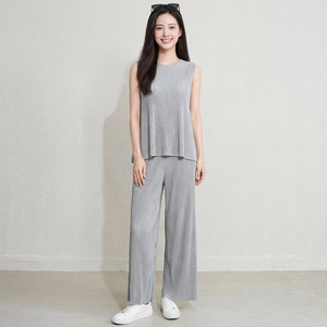 เสื้อผ้าแฟชั่นฤดูร้อนปี 2026 รุ่นใหม่ล่าสุด สไตล์ลำลอง Miyake จีบพลีท เสื้อแขนกุด กางเกงขายาวทรงกว้าง ชุดสองชิ้น ขายส่งจำนวนมาก - Product Image 2