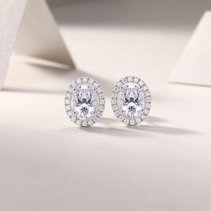 Orecchini a Perno Geometrici Ovali per Donne con Accenti in Cristallo, Accessori Minimalisti per Uso Quotidiano - Product Image 1