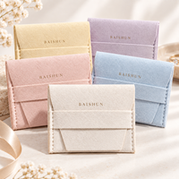 Pochette à bijoux en microfibre beige personnalisée avec logo OEM ODM, directement de l'usine, avec rabat enveloppe pour l'emballage de bagues et de boucles d'oreilles