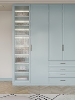 Armoire de luxe blanche française sur mesure avec portes en verre et bois massif, mobilier de chambre, dressing avec coiffeuse