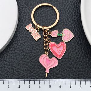 Vente en gros : Nouveaux accessoires de mode créatifs et mignons en métal rose, porte-clés en forme de fleur et de cœur, pendentif de sac à main, décoration - Product Image 5