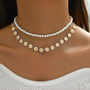 Collar Doble de Moda con Pequeñas Margaritas y Perlas Lisas, Cadena de Clavícula de Dos Capas, Accesorio Diario Lindo y Dulce para Adolescentes - Product Image 1
