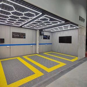Dalles de sol en PVC à emboîtement 400*400mm pour salle de sport, hôtel et villa, garage, atelier de réparation automobile, sol en vinyle anti-rayures - Product Image 1