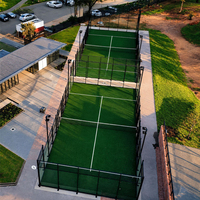 Complexe sportif de luxe, vue panoramique sans obstruction, structure galvanisée en verre trempé, éclairage LED, terrain de padel panoramique personnalisé