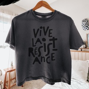 Top Corto Comfort Colors Vive La Resistance per Donna, Canotta Casual 100% Cotone con Stampa Frontale, Collo Tondo, Lunghezza Corta - Product Image 1