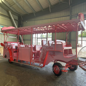 Voiture de tourisme multi-passagers rose et rouge, remorquable, avec toit festonné, pour les excursions en groupe dans les zones touristiques - Product Image 4