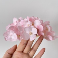 Hydrangeas artificiels HGA rose clair effet naturel, vente en gros pour la décoration intérieure et les arches de mariage