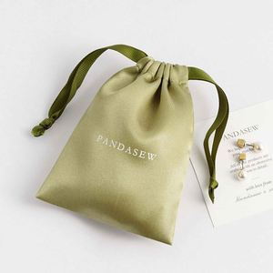 Sac à cordon en satin vert sauge de luxe réutilisable, pochette écologique pour bijoux, cosmétiques, accessoires pour cheveux et emballage cadeau - Product Image 1