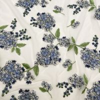 Tissu en maille de nylon brodé de fleurs bleues élégantes |   Dentelle légère et transparente pour chemisier d'été, robe de soirée et voile de mariée
