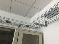 Plateaux de câbles en treillis métallique en haut de l'armoire du rack du serveur gestion du cordon pour le boîtier du rack Plateaux de câbles du panier métallique SPCC