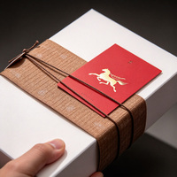 Boîte cadeau blanche minimaliste haut de gamme en carton rigide avec ruban en tissu et étiquette dorée pour cadeaux d'entreprise et festivals, personnalisation de marque