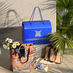 Sac fourre-tout triangulaire créatif sur mesure pour cadeaux et courses Sacs d'emballage en papier couché personnalisés avec ruban azur fermé - Product Image 4