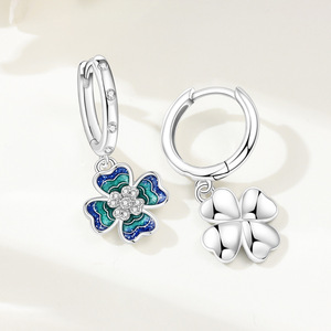 ต่างหู/ห่วงรูปโคลเวอร์สี่แฉกสีทองแดงขาว ต่างหูระดับไฮเอนด์ดีไซน์เฉพาะตัว สไตล์ผู้หญิง - Product Image 4