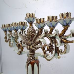 Ménorah classique à 9 branches plaquée or, décoration religieuse, finition antique, cuivre, Hanukkah, design de la vieille ville de Jérusalem - Product Image 1