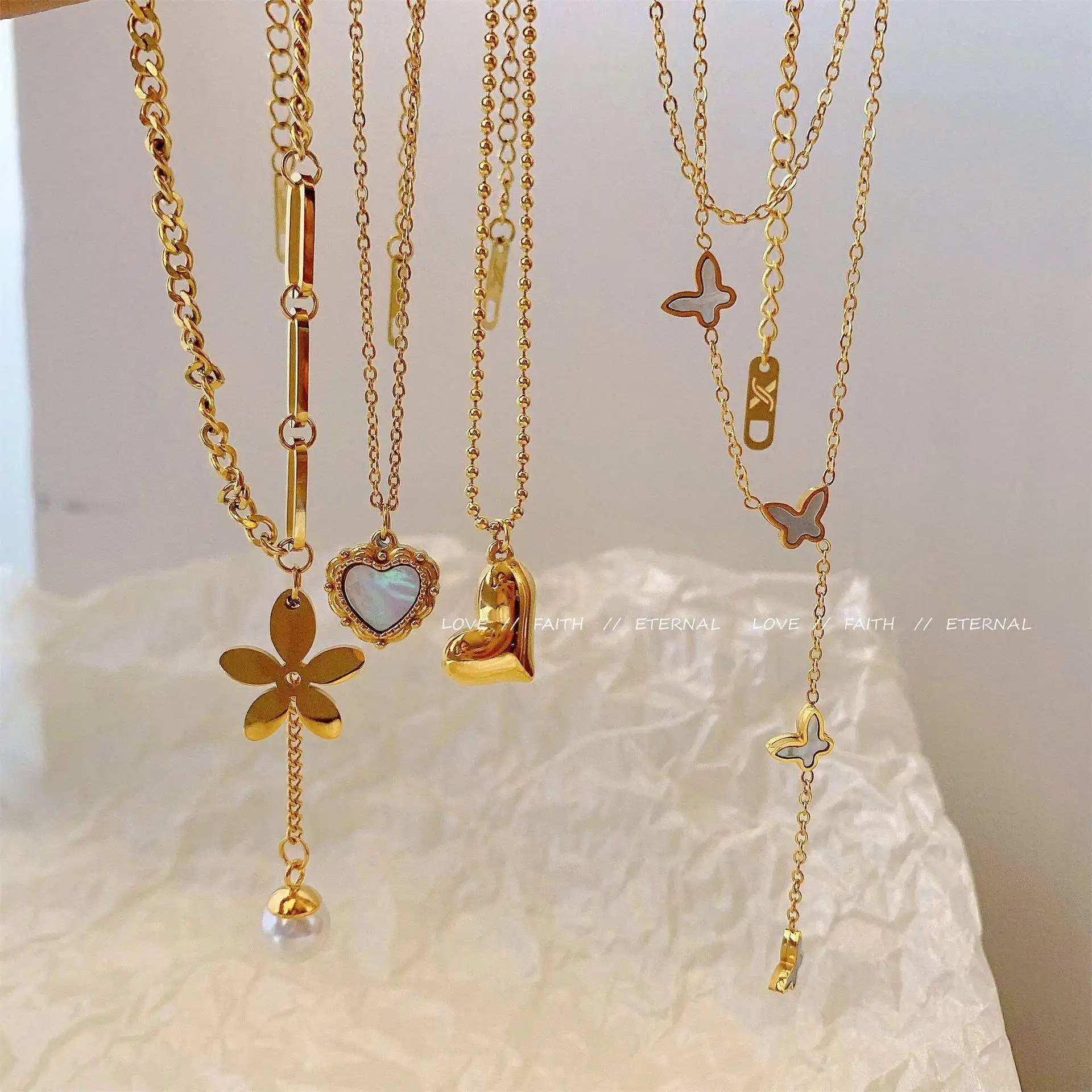 Collier avec pendentif papillon en acier inoxydable plaqué or 18k, collier avec perles et fleurs pour femmes
