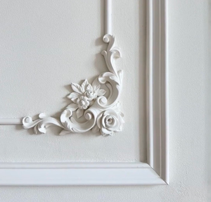 Moulures de plafond en bois massif modernes - Durables, écologiques, imperméables, anti-insectes pour hôtels, villas, décoration intérieure - Product Image 1