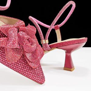 Conjunto de Zapatos de Mujer con Punta Puntiaguda y Bolso de Mano con Correa de Tobillo, Adorno Floral y Bolso de Mano Trapezoidal con Diamantes de Imitación Exquisitos - Product Image 4