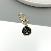 Vente en gros usine : Porte-clés visage souriant en émail, en alliage de zinc, breloque de sac mignonne de dessin animé, pendentif coloré, accessoire de mode pour cadeau quotidien