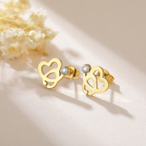 Boucles d'oreilles clous en zircon transparent en forme de cœurs entrecroisés, en acier inoxydable plaqué or 18 carats, bijoux tendance pour femme, cadeau pour amies - Product Image 3