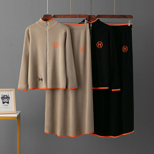 Set Elegante in Maglia con Ricami Tinta Unita per Donna, Ideale per Ufficio e Casual, Comodo Completo con Gonna in Tutte le Taglie - Product Image 1