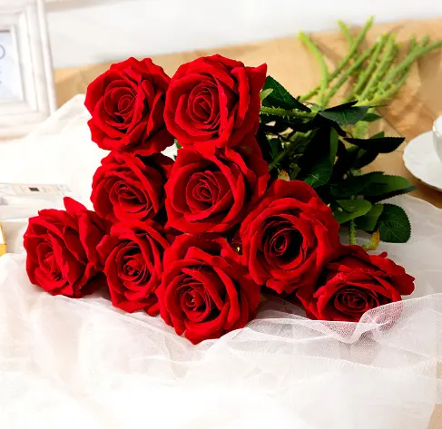 Fábrica a granel al por mayor de alta calidad de terciopelo artificial rosas rojas y blancas muebles de boda personalizados hogar Rosa flores ornamentales