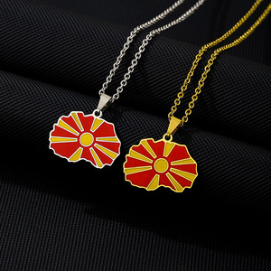Nuova Collana alla Moda con Ciondolo a Forma di Mappa della Macedonia del Nord in Smalto, Unisex, in Acciaio Inossidabile e Titanio, Accessorio di Gioielleria - Product Image 1