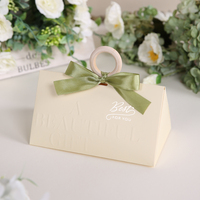 Boîte cadeau élégante en papier gaufré avec poignée anneau et ruban en satin, boîte personnalisée avec logo pour les cadeaux de mariage