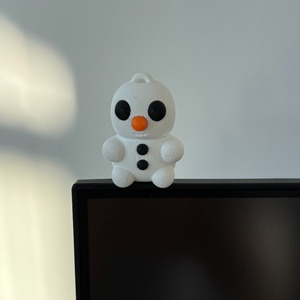 Ornamento da Scrivania a Forma di Pupazzo di Neve Stampato in 3D in Plastica con Foro Superiore Progettato Come Portachiavi - Product Image 1