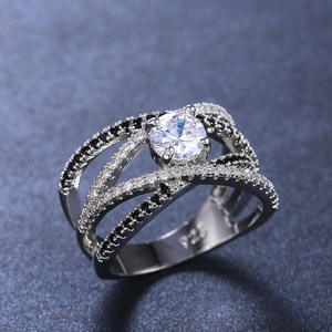 Anello di Fidanzamento F228 per Donna in Oro Bianco con Diamante Naturale Taglio Ovale e Pietre Laterali in Diamante Nero - Product Image 4