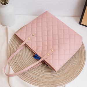 Sac fourre-tout tendance matelassé et brodé en PU imperméable grande capacité toutes saisons, avec logo personnalisé – Meilleures ventes - Product Image 3