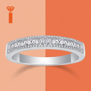 Anillo de mujer vintage de plata de ley 925 chapada en plata con moissanita de corte redondo graduado, engaste de puntas compartidas y borde de milgrain, tipo banda de eternidad - Product Image 2
