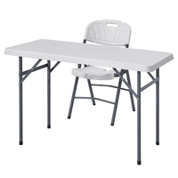 Table pliante rectangulaire moderne blanche en métal pour les repas, les banquets et les pique-niques pour les réunions et la restauration.