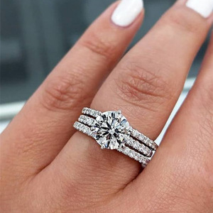 Anello a Tre Strati con Cristalli Incastonati per Donne, Elegante Accessorio Minimalista per Uso Quotidiano e Feste - Product Image 4